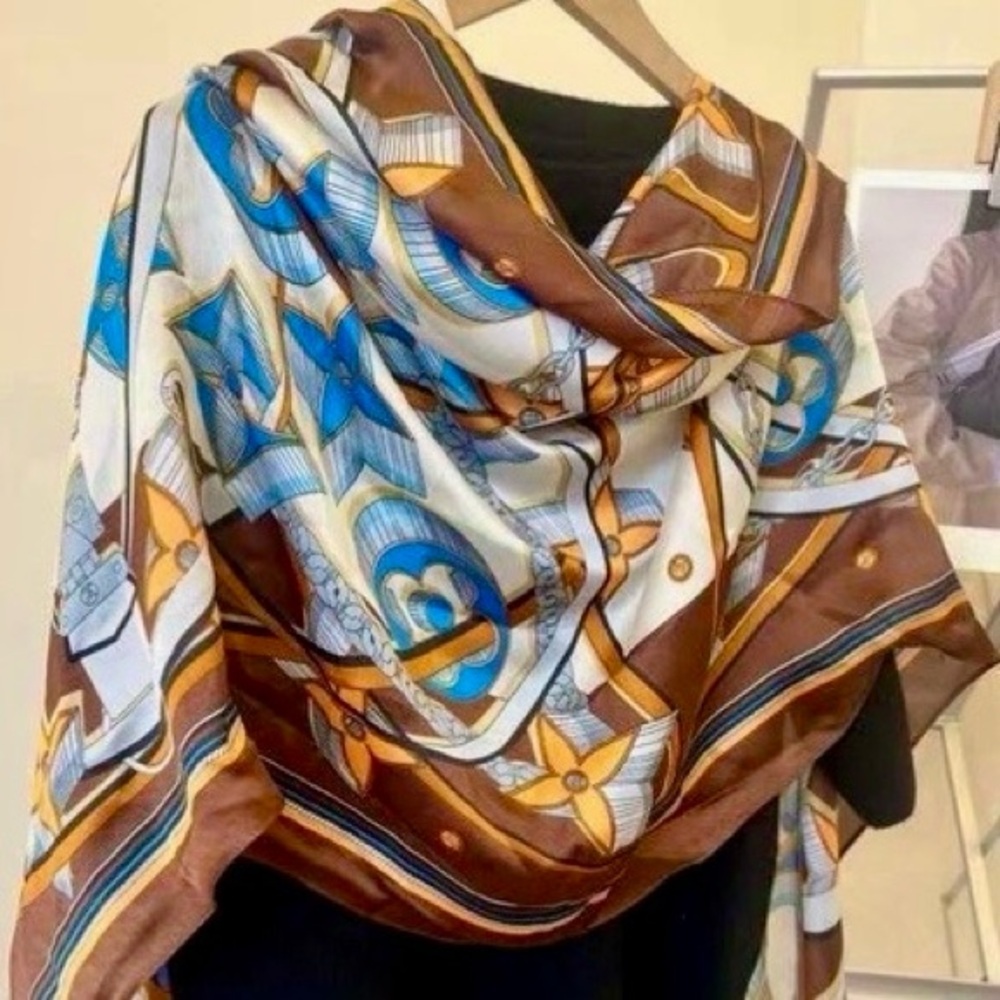 L V Flowers and Leaves Pattern Silk Scarf - Picture 3 of 9